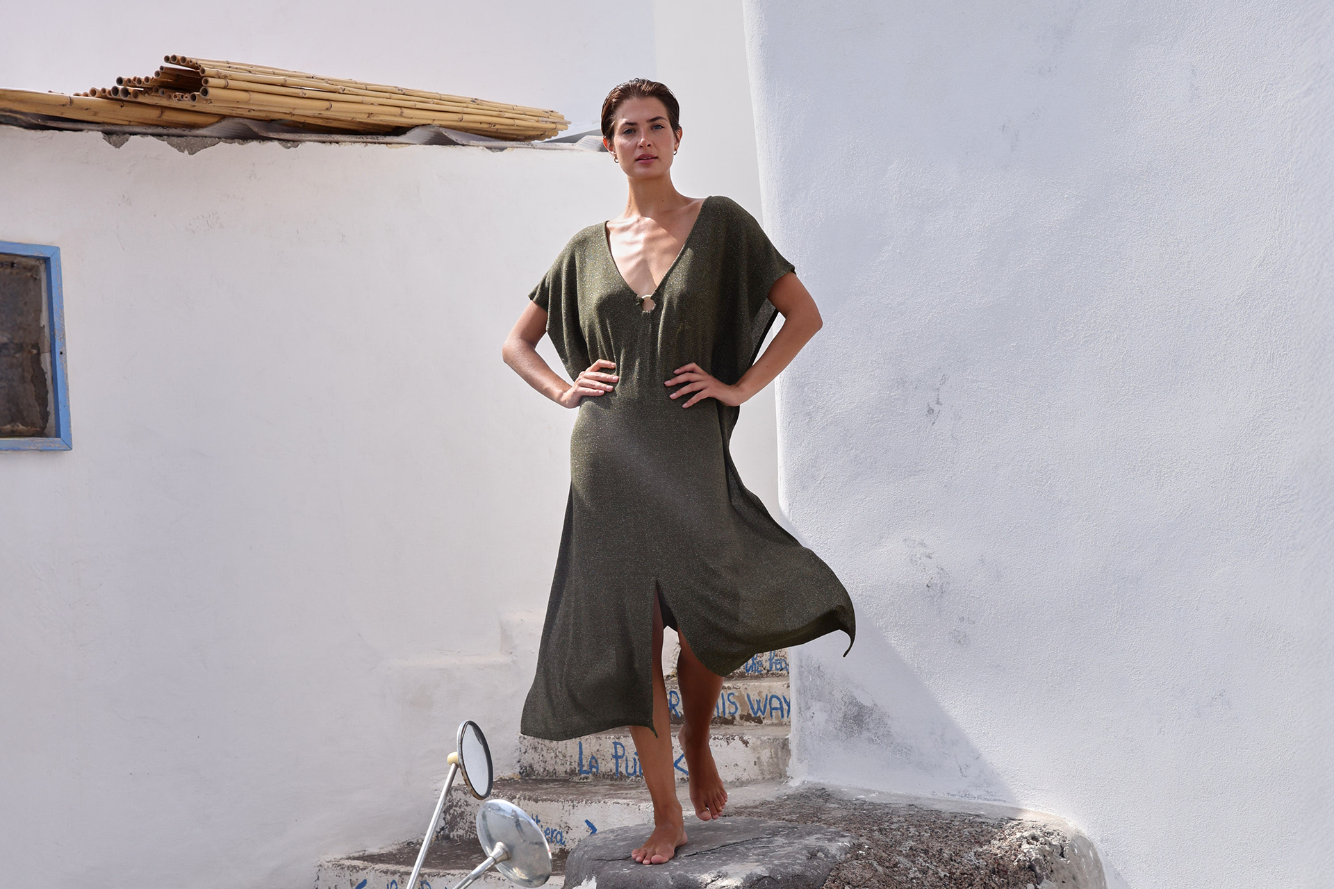 Robe de plage Kaki FABIOLA HAMAMET Femme portant une Robe de plage Kaki FABIOLA HAMAMET